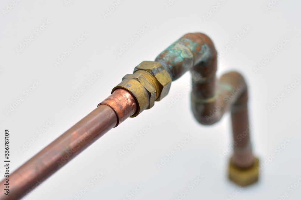 Obraz premium Reparación de una vieja tubería de cobre con entronques