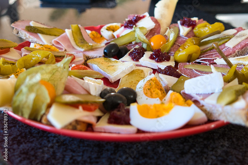 Vesperplatte, Fingerfood mit Oliven, Ei, Schinken, Salami, Käse und Physalis photo