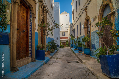Medina von Rabat mit blau weißen Häusern und verzierten Türen,  Marokko © Frozen Action