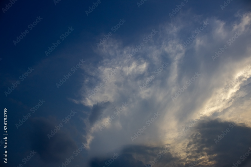 Naklejka premium chmury na niebie