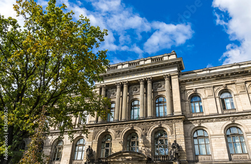 Obraz na płótnie Facade of Berlin Museum of Natural History (Museum fur Naturkunde). Established in 1810, houses more millions zoological, paleontological and mineralogical specimens w salonie
