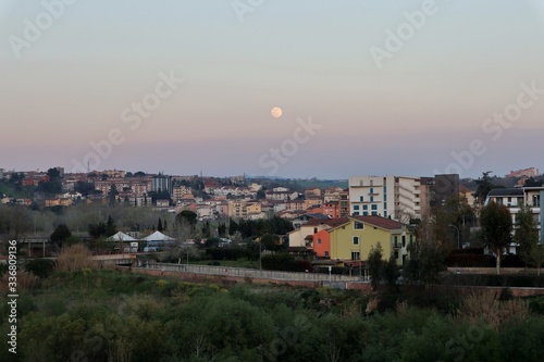 Luna piena al tramonto su Benevento