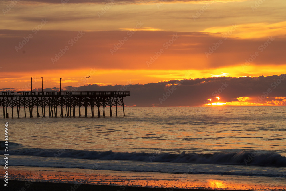 Fototapeta premium Pier with a Cloudy Sunrise