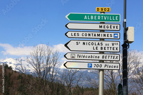 Signalisation routière : D902 - Alberville. megève. Les Contamines. Saint Nicolas de Véroce. Le Bettex. Télécabine Bettex. Parking de 700 places. Saint-Gervais-les-Bains. Haute-Savoie. France.