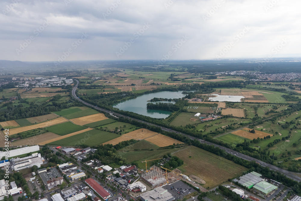Fototapeta premium Luftbild: Stadtlandschaft an der hessischen Bergstrasse