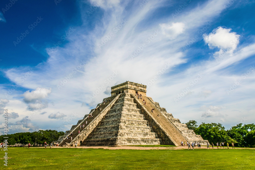 Pyramyd of Kukulcan en the mayan city of Chichen Itza, southern Mexico