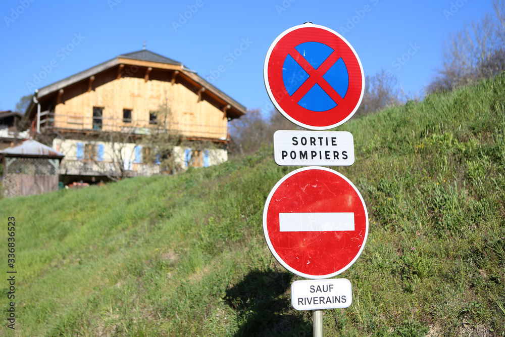 Panneau de signalisation routière stationnement interdit. Sortie pompiers. Interdit sauf pour
