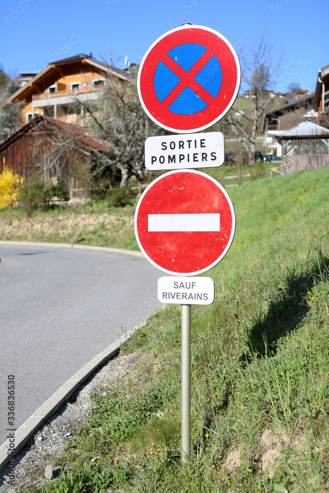 Panneau de signalisation routière stationnement interdit. Sortie pompiers. Interdit sauf pour