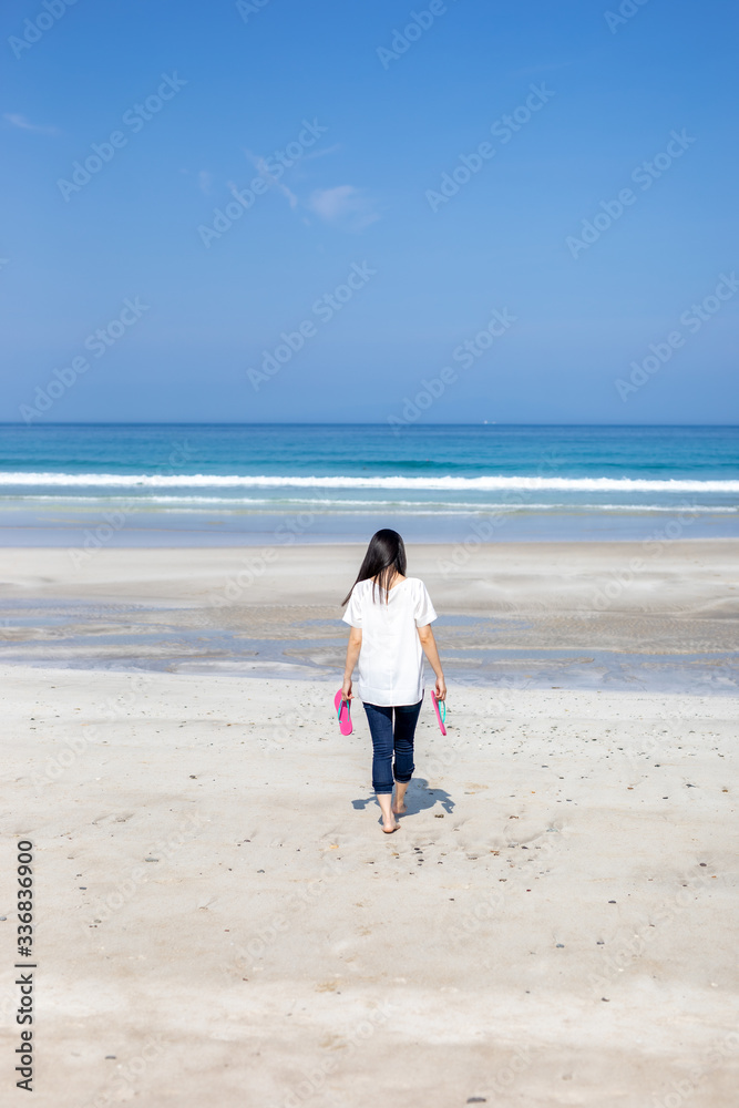 白浜ビーチを歩く女性