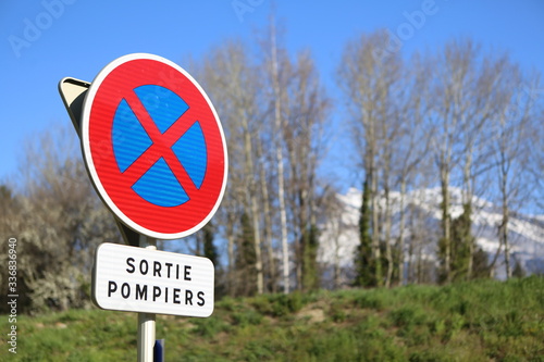 Panneau de signalisation routière : stationnement interdit. Sortie pompiers. Saint-Gervais-les-Bains. Haute-Savoie. France.