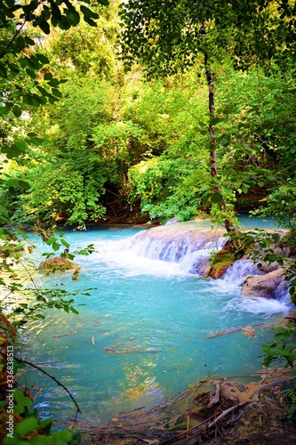paesaggio naturale del fiume Elsa  noto come il fiume turchese  all interno del parco fluviale a Siena in Toscana  Italia. Il colore blu dell acqua    dovuto alle sorgenti termali che lo alimentano