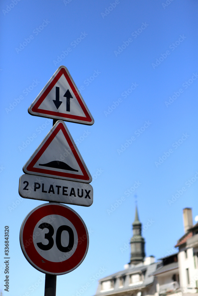 Panneau de signalisation routiire : accès dans les deux sens, dos d'ane, limitation à 30 km/h. Saint-Gervais-les-Bains. Haute-Savoie. France.