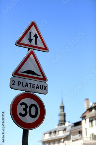 Panneau de signalisation routiire : accès dans les deux sens, dos d'ane, limitation à 30 km/h. Saint-Gervais-les-Bains. Haute-Savoie. France.