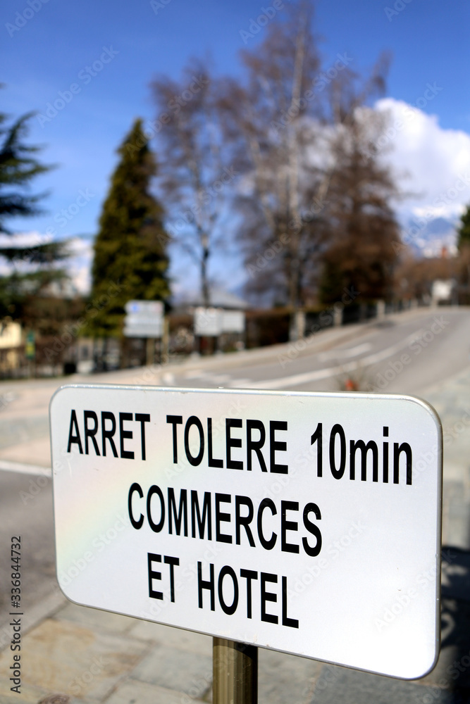 Panneau de signalisation routière indiquant un arrêt toléré 10 mn. Commerces et hôtel. Saint-Gervais-les-Bains. Haute-Savoie. France. Panneau de signalisation routière indiquant un arrêt toléré 10 mn. Commerces et hôtel. Saint-Gervais-les-Bains. Haute-Savoie. France.