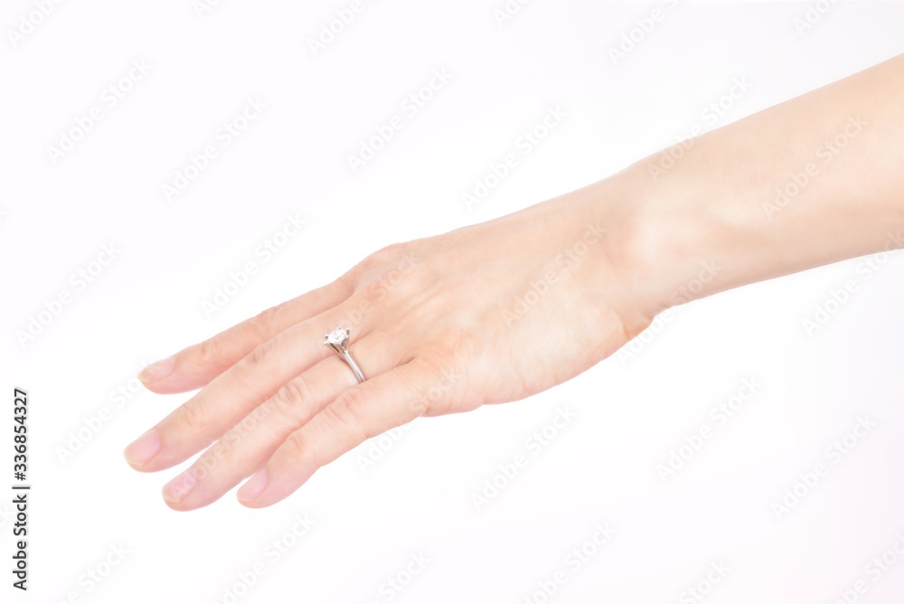 ダイヤモンドの結婚指輪をした手のイメージ