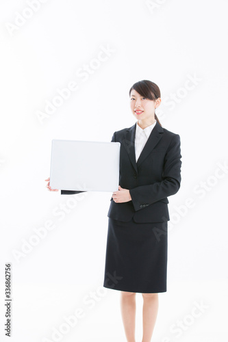 ホワイトボードを持った女性