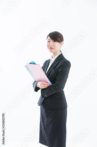 バインダーを持つ女性