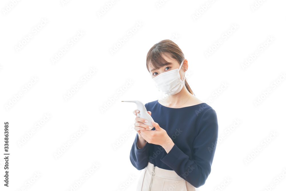 体温の測定をする若いビジネスウーマン
