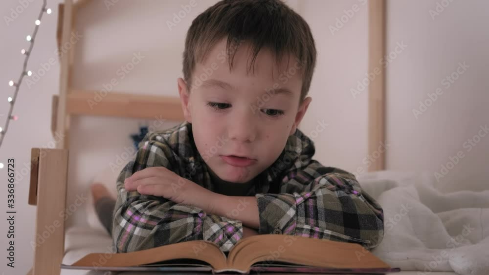 the child lies in bed, insomnia, poor sleep the child lies in bed, insomnia, poor sleep