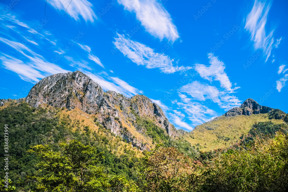 Naklejka premium big mountain with clear blue sky