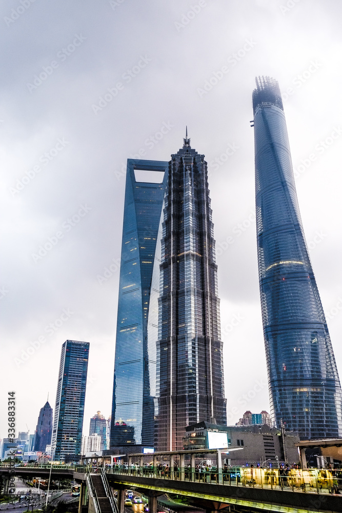 Obraz premium skyscrapers building with cloudy sky