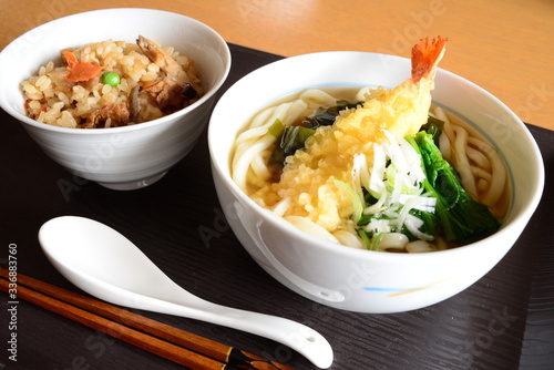炊き込みご飯と海老天ぷらうどん