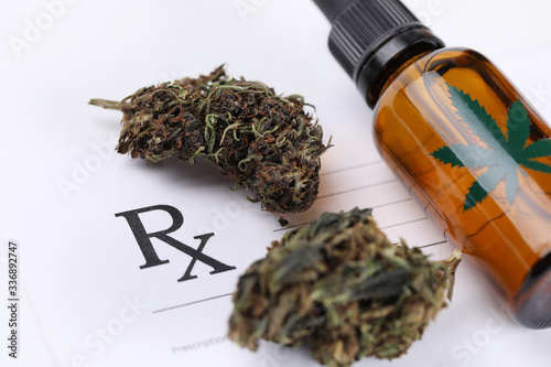 Fotografía Natural marijuana and hemp oil are on patients card