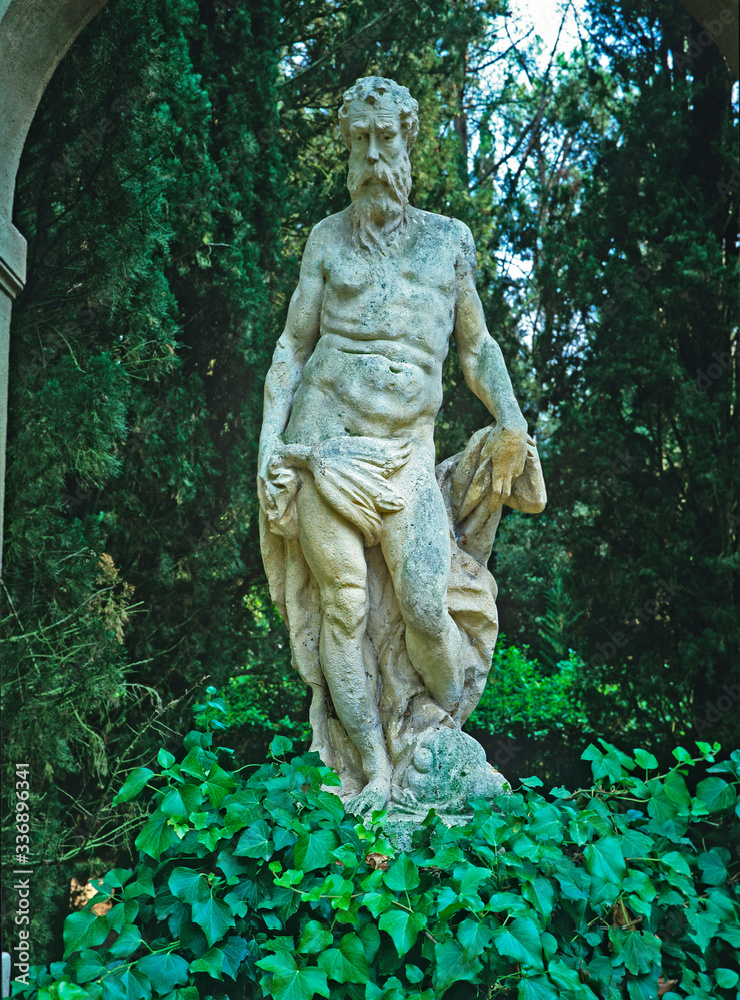 Obraz premium A classical Italian garden in Tuscany with male statue
