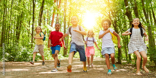 Kinder laufen zusammen zum Sommercamp