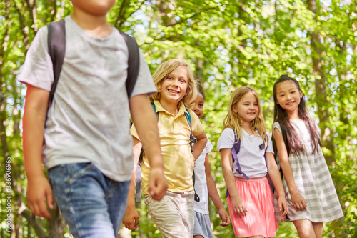 Kinder Gruppe auf einer Wanderung