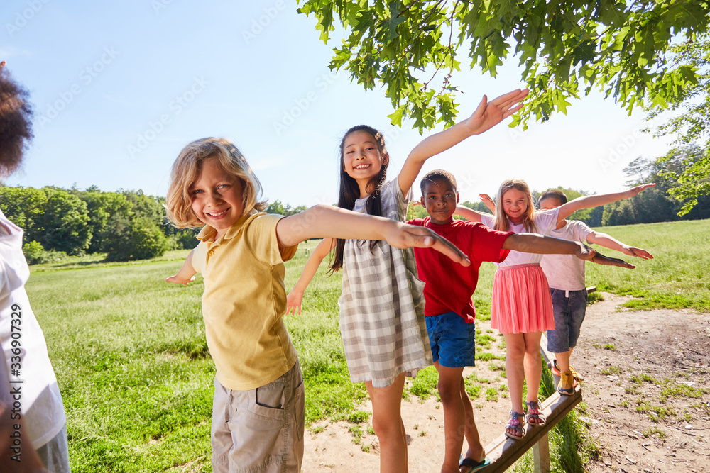 Fototapeta premium Kinder balancieren im Park im Sommer