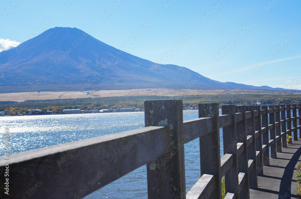 Obraz premium 山中湖と富士山