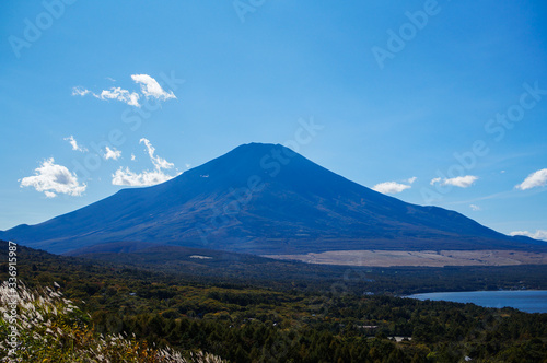 山中湖と富士山 © kazu8