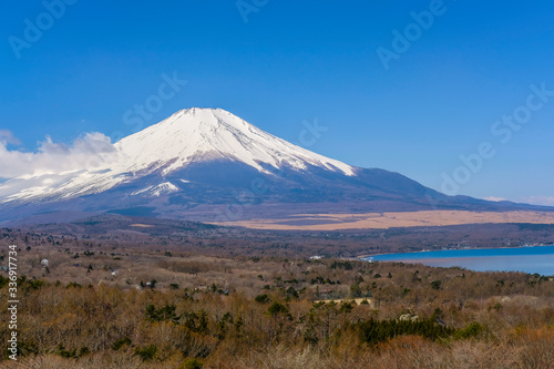 富士山と山中湖 © kazu8