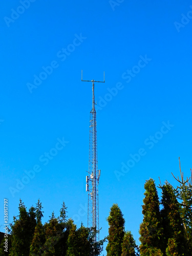 Der Sendemast zur Funkübertragung von Singnalen photo