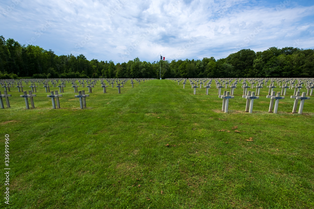 Soldatenfriedhof aus dem 1. Weltkrieg in Saint-Thomas-en-Argonne/Frankreich nahe Verdun