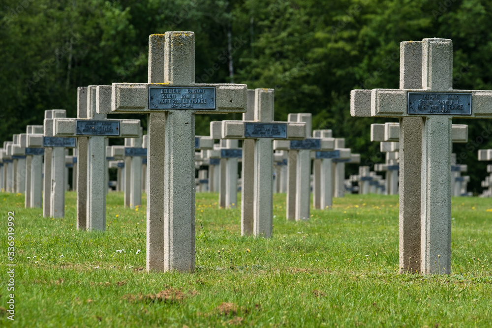 Soldatenfriedhof aus dem 1. Weltkrieg in Saint-Thomas-en-Argonne/Frankreich nahe Verdun