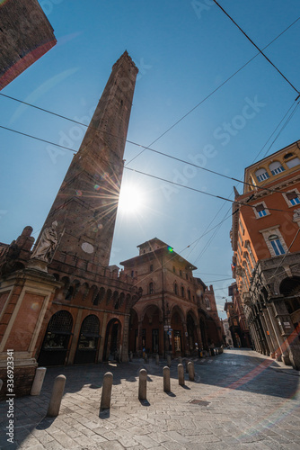 Bologna centro storico reportage abbandonata antica solitudine medioevo giornata di sole strade città torre asinelli Piazza Di Porta Ravegnana photo