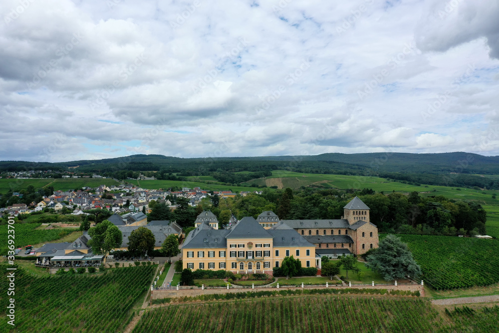 Blick von oben auf die Weinberge rund um Johannisberg/Deutschland mit Schloss bei gewittrigem Wetter Blick von oben auf die Weinberge rund um Johannisberg/Deutschland mit Schloss bei gewittrigem Wetter