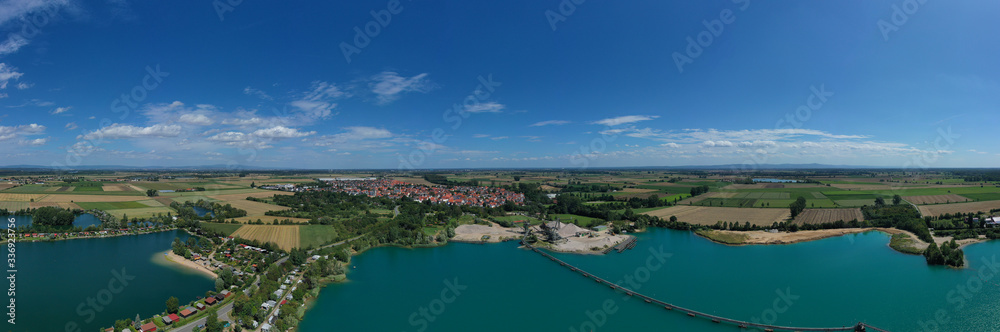 Panorama von oben eines Baggersees im Hessischen Ried/Deutschland