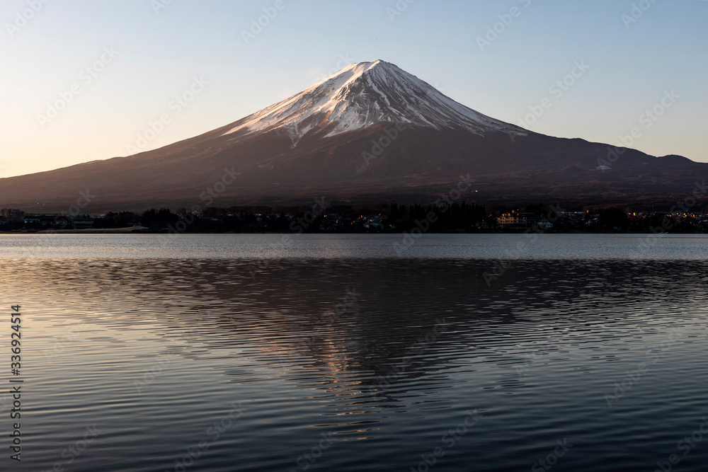 河口湖から望む早朝の富士山 河口湖から望む早朝の富士山