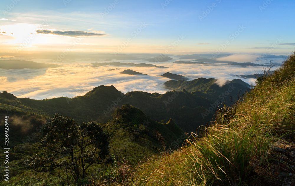 Obraz premium Sunset with beautiful sky and mountain