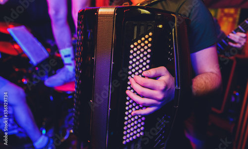 Fotografie The musician plays the accordion close-up club.