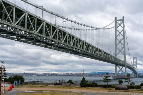 道の駅あわじから見る明石海峡大橋と明石海峡の風景