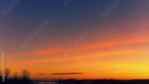 Zachód słońca nad rzeką Wisłą © Tomasz