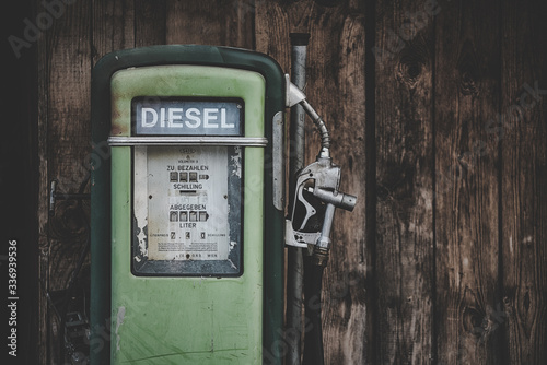 Obraz na płótnie Old green Diesel pump
