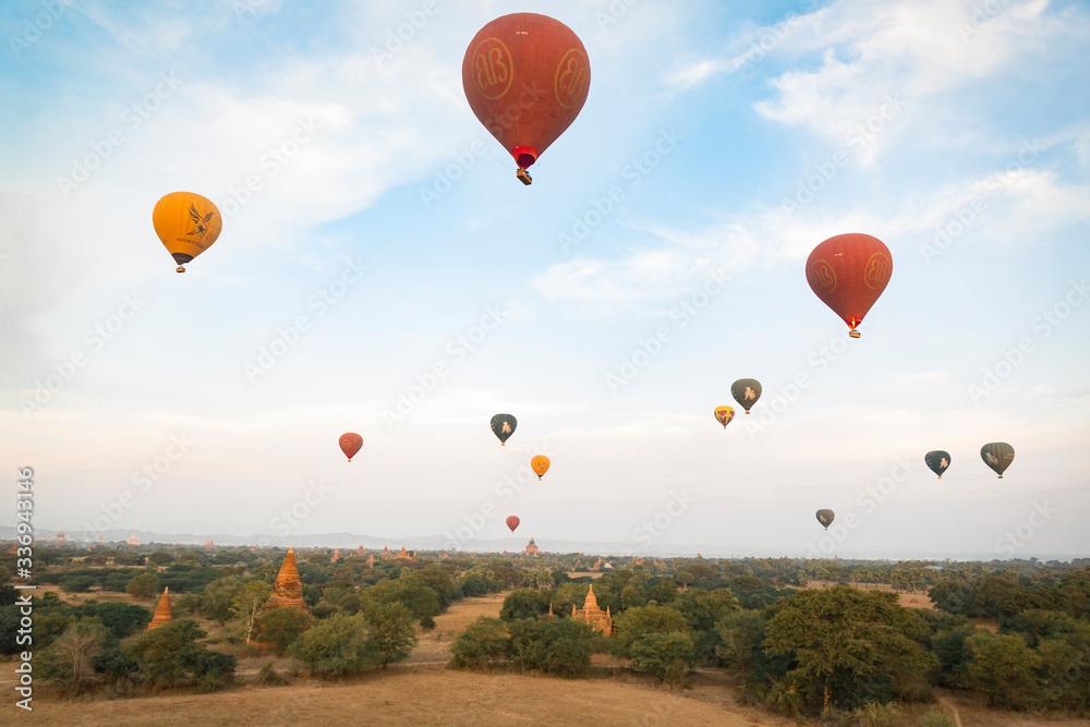 Fototapeta premium Hundreds of ballons in the sky