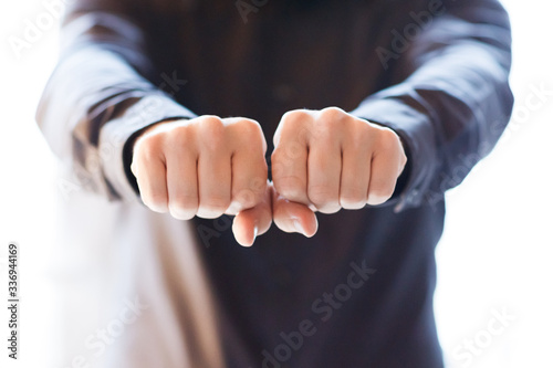 Wähle eine Hand. Person zeigt Hände, die etwas verstecken  photo