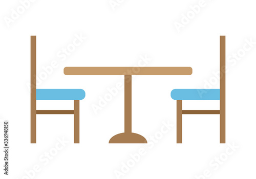 Mesa, con sillas con cojín azul.