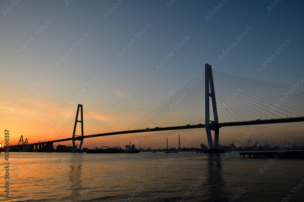 Fototapeta premium 名港中央大橋からの日の出
